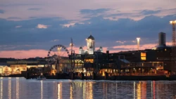 Genießen Sie die Abendstimmung bei einer Fahrt im Riesenrad.